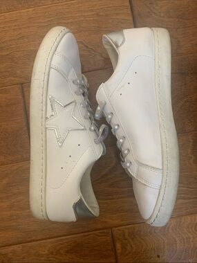 VH Vintage EST 1965 tennis shoes